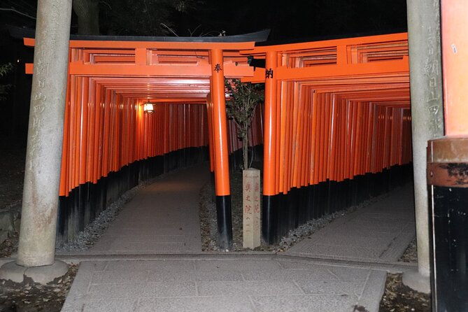 kyoto-night-walking-guided-tour-at-fushimi-inari-shrine