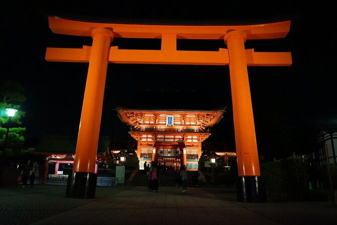 kyoto-night-walking-guided-tour-at-fushimi-inari-shrine