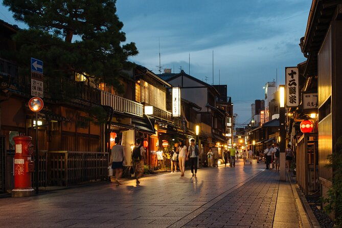 kyoto-night-walking-tour-with-a-licensed-local-guide