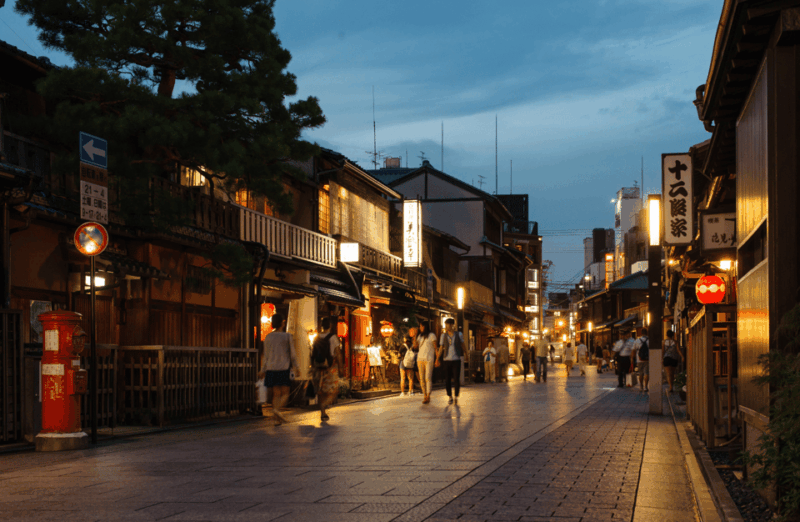 kyoto-night-walking-tour-with-a-local-licensed-guide