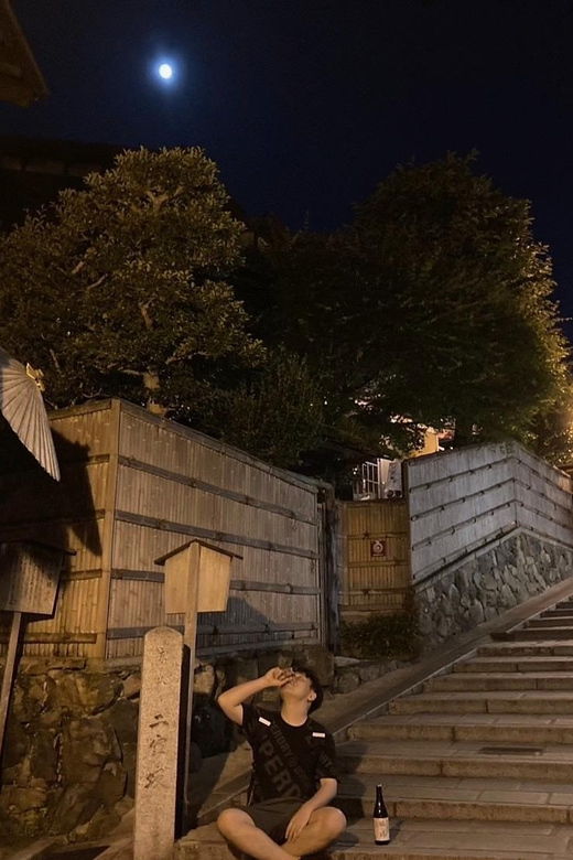 kyoto-nighttime-walking-tour-in-gion-area-with-sake-in-hand