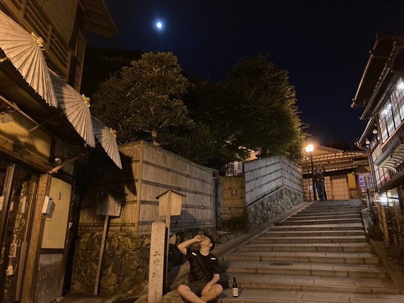 kyoto-nighttime-walking-tour-in-gion-area-with-sake-in-hand