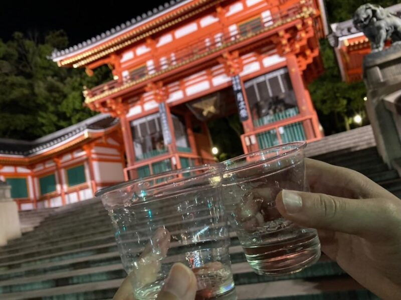 kyoto-nighttime-walking-tour-in-gion-area-with-sake-in-hand