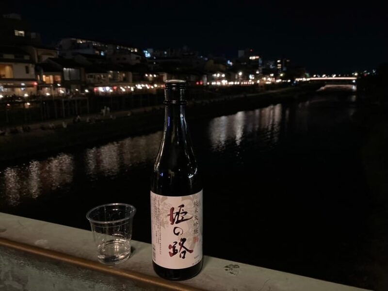 kyoto-nighttime-walking-tour-in-gion-area-with-sake-in-hand
