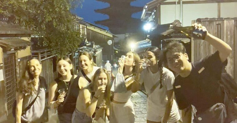 kyoto-nighttime-walking-tour-in-gion-area-with-sake-in-hand