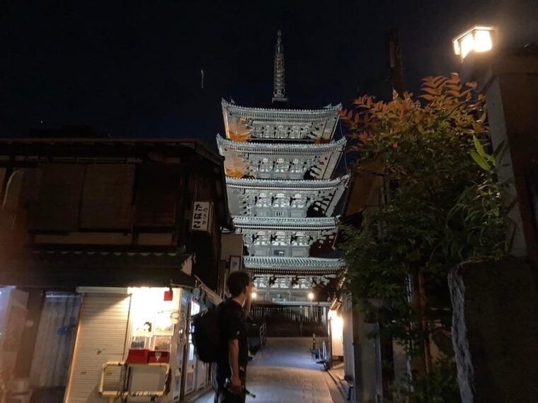 kyoto-nighttime-walking-tour-in-gion-area-with-sake-in-hand