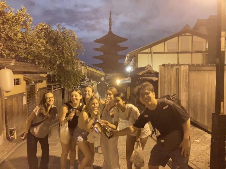 kyoto-nighttime-walking-tour-in-gion-area-with-sake-in-hand