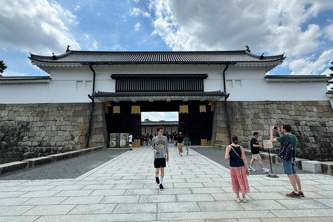 kyoto-nijo-castle-noble-architecture-and-gardens-guided-tour