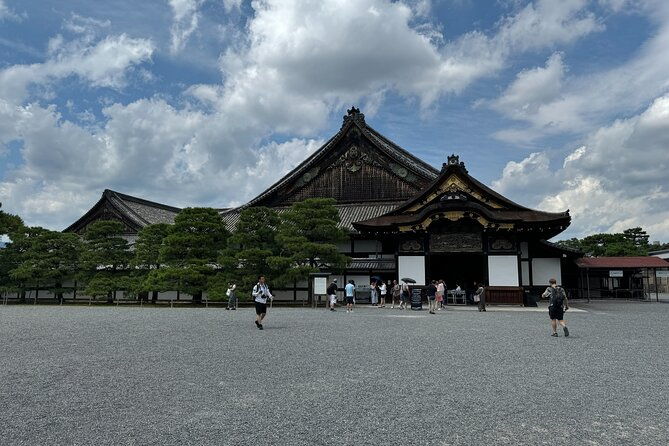 kyoto-nijo-castle-noble-architecture-and-gardens-guided-tour
