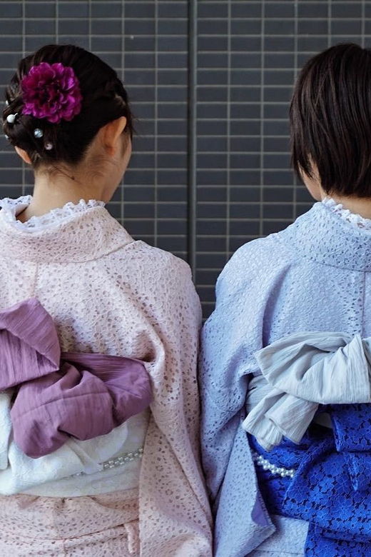 kyoto-sightseeing-in-a-beautiful-kimono-near-kyoto-station