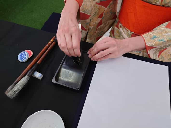 kyoto-sumi-ink-and-brush-calligraphy-experience