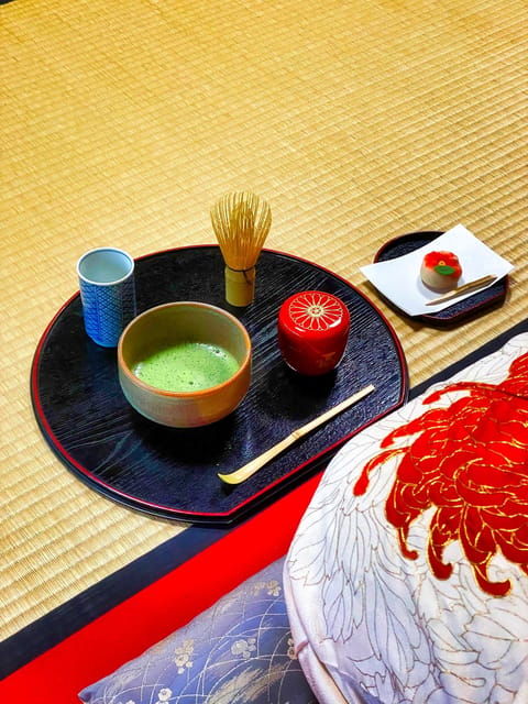 kyoto-tea-ceremony-in-a-traditional-tea-house-in-kiyomizu