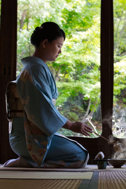 kyoto-tea-ceremony-in-a-traditional-tea-house-in-kiyomizu