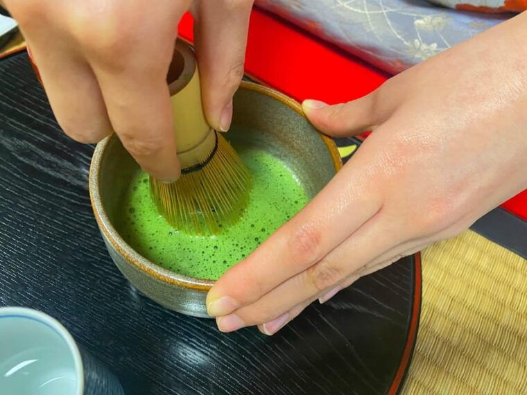 kyoto-tea-ceremony-in-a-traditional-tea-house-in-kiyomizu