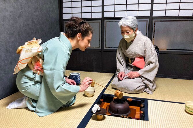 kyoto-tea-ceremony-with-kimono-near-by-daitokuji