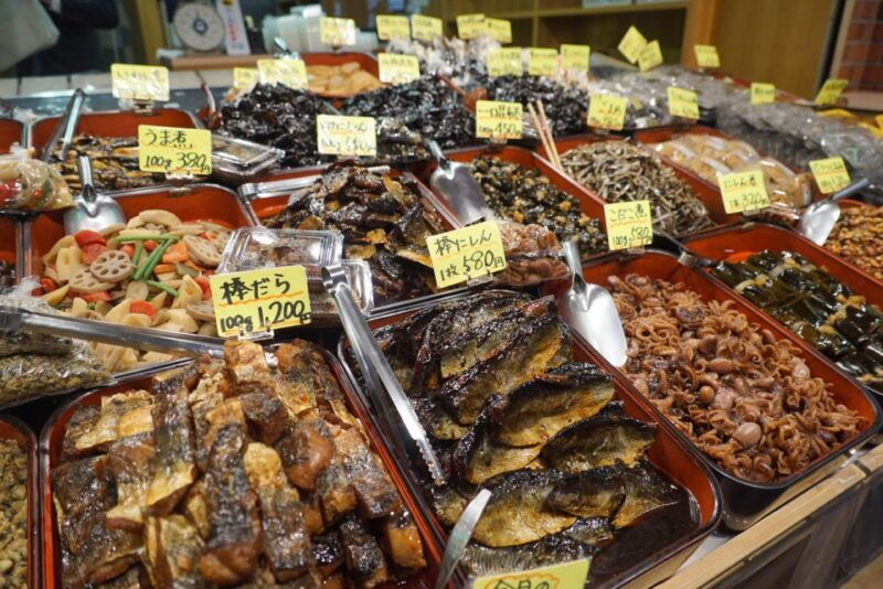 kyoto-walking-tour-in-gion-with-breakfast-at-nishiki-market