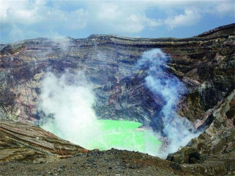 kyushu-aso-volcano-aso-boy-scenic-trainhot-spring-day-tour