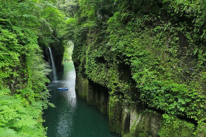kyushu-kamishiromi-shrine-amano-iwato-and-takachiho-gorge-tour