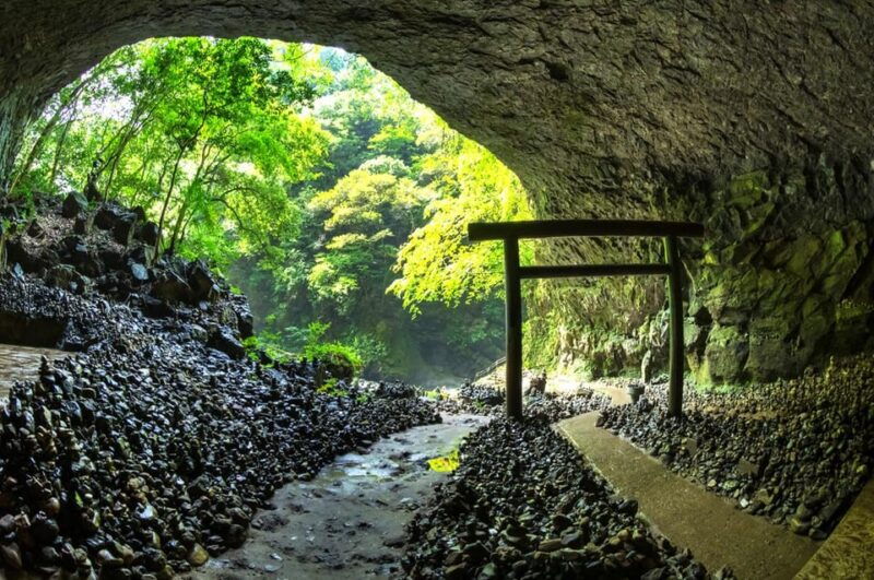 kyushu-kumanoza-shrine-takachiho-gorge-miyazaki-day-tour