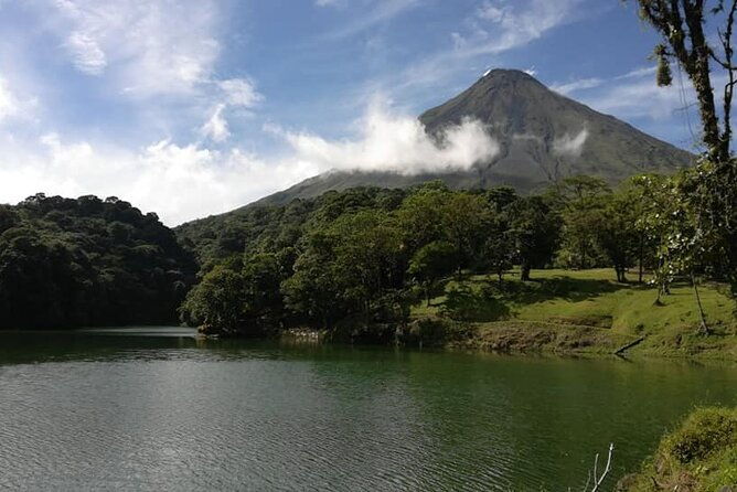 la-fortuna-waterfall-arenal-volcano-hike