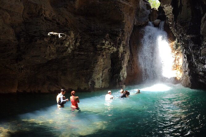 la-leona-waterfall-cliffjumping-white-water-tubbing-privatetour