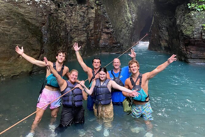 la-leona-waterfall-hike-group-tour