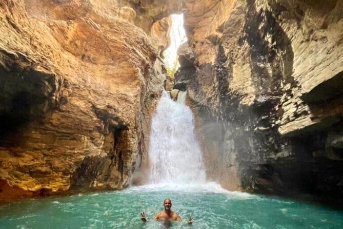 la-leona-waterfall-hiking-tour-lunch