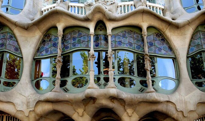 la-pedrera-morning-guided-tour-with-optional-casa-batllo-ticket-2