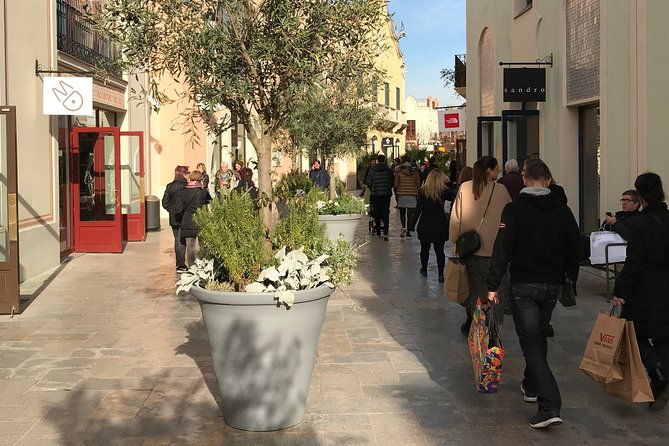 la-roca-village-private-round-trip-transfer