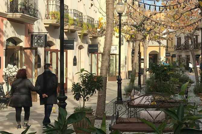 la-roca-village-private-round-trip-transfer