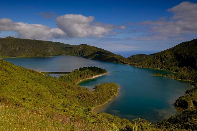 lagoa-do-fogo-volcano-and-caldeira-velha-hot-springs