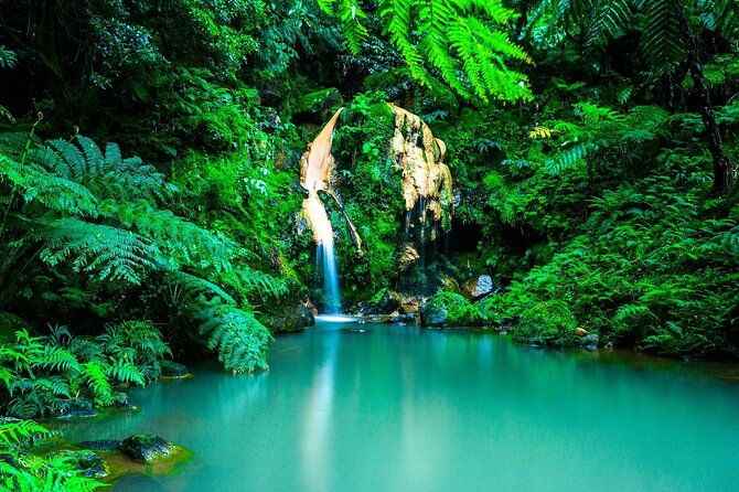 lagoa-do-fogo-volcano-and-caldeira-velha-hot-springs