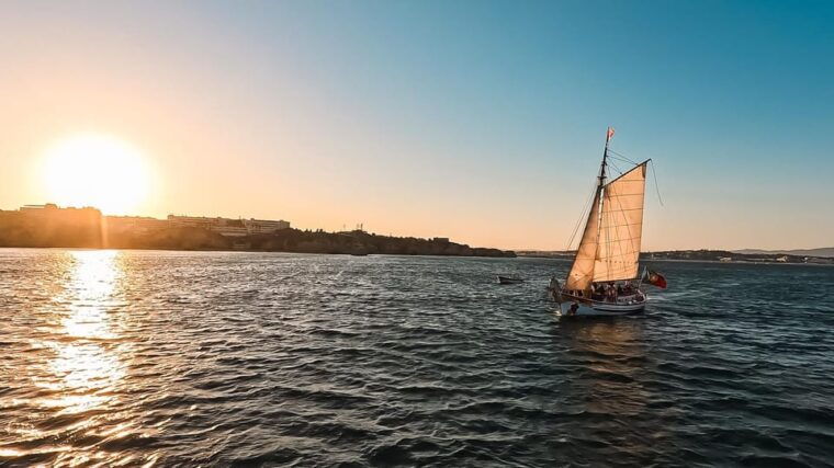 lagos-sunset-sail-aboard-a-traditional-boat-with-prosecco