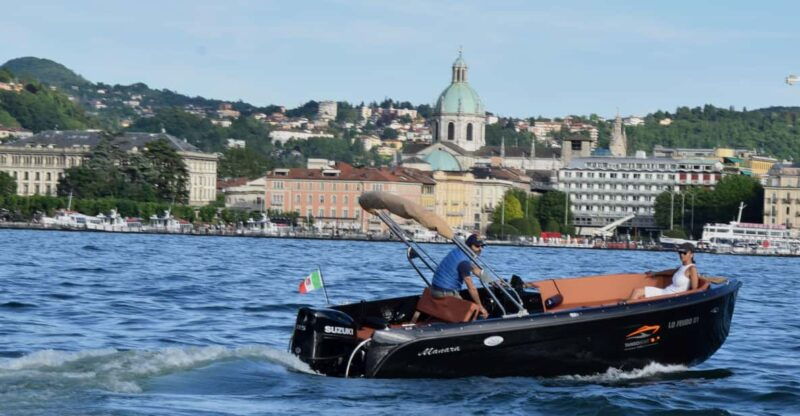 lake-como-boat-ride-with-an-elegant-black-boat
