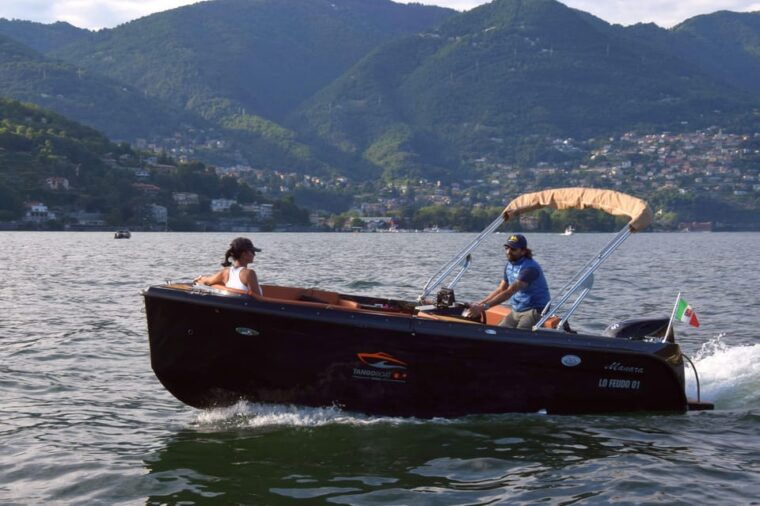 lake-como-boat-ride-with-an-elegant-black-boat