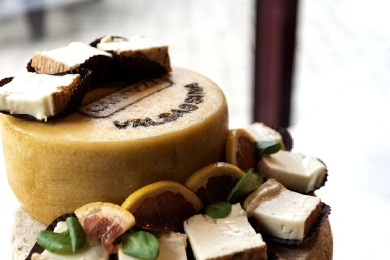 lake-como-cheese-factory-tour-and-tasting-in-valsassina