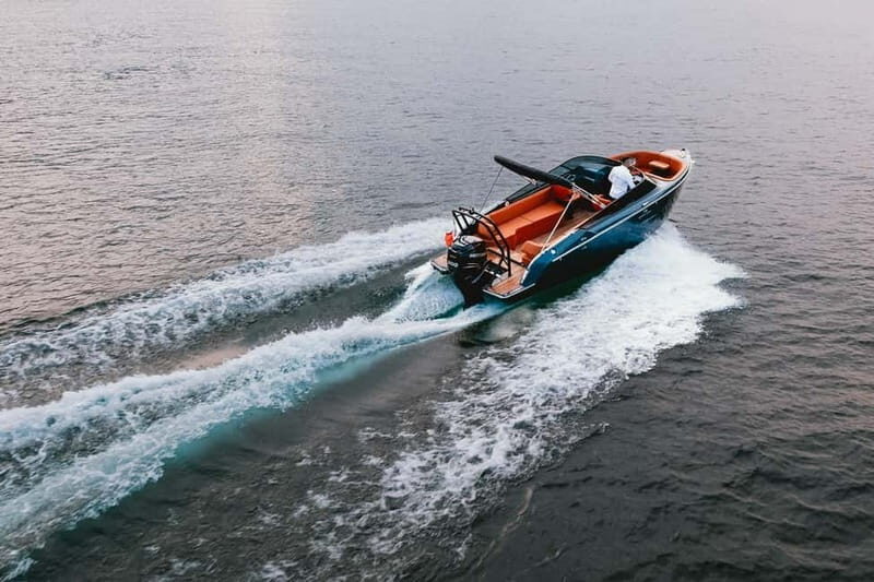 Lake Como: Private Boat Tour with Captain and Drinks - Onboard Experience and Amenities