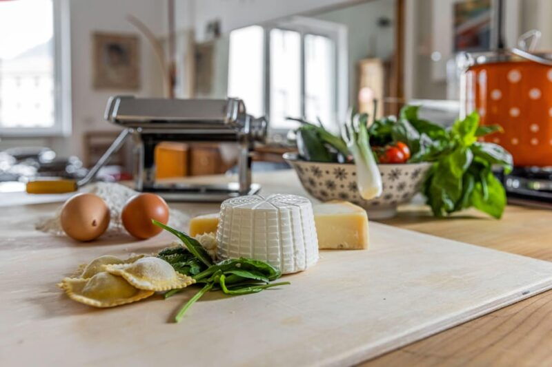 lake-como-ravioli-cooking-class-with-wine