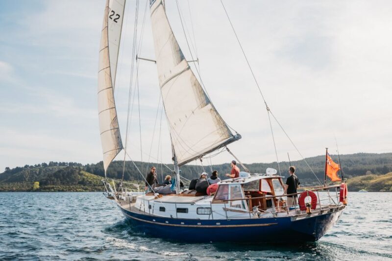 Lake Taupo: Sailboat Trip to the Maori Rock Carvings - Key Points