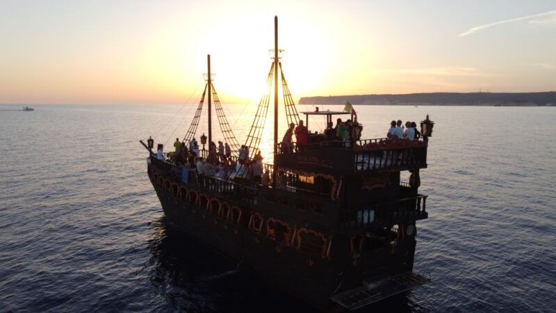 lampedusa-sunset-dolphin-sighting-on-a-pirate-ship