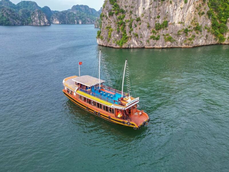 lan-ha-bay-kayaking-1-day-on-cruise