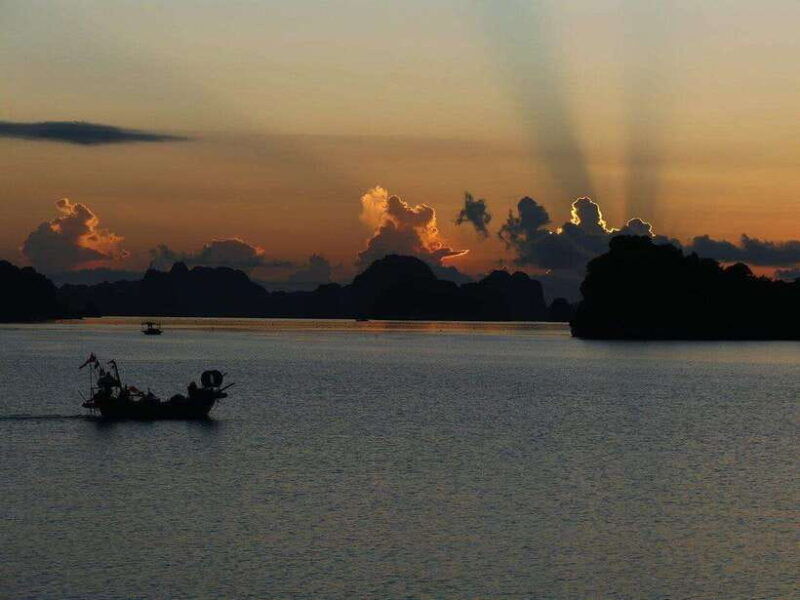 lan-ha-bay-sunsetevening-kayak-bioluminescent-plankton-trip