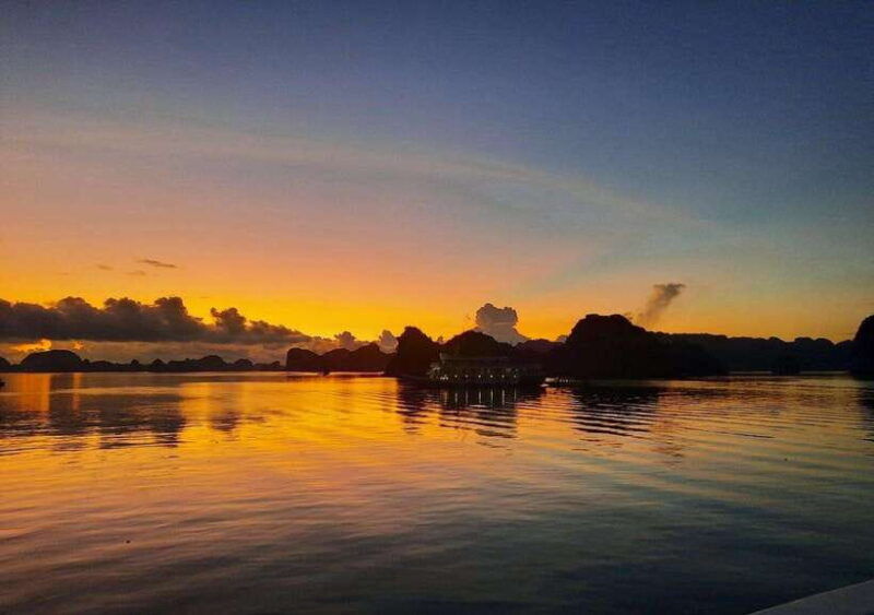 lan-ha-bay-sunsetevening-kayak-bioluminescent-plankton-trip