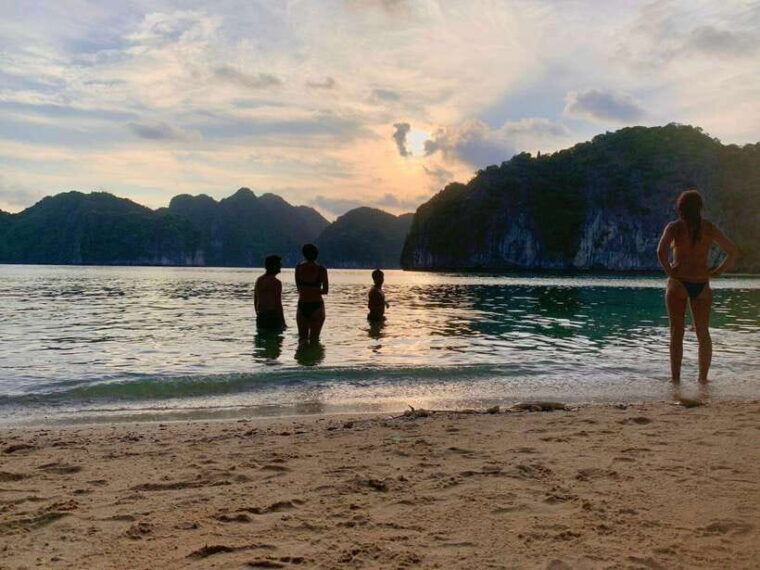 lan-ha-bay-sunsetevening-kayak-bioluminescent-plankton-trip
