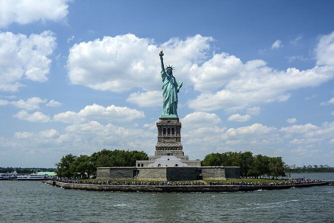 landmark-60-minute-nyc-cruise-near-the-statue-of-liberty