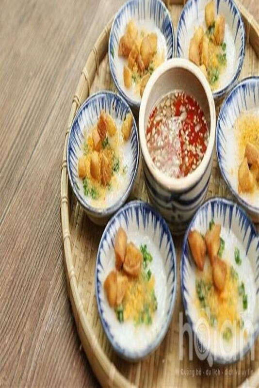 lantern-boat-trip-walking-local-food-tour