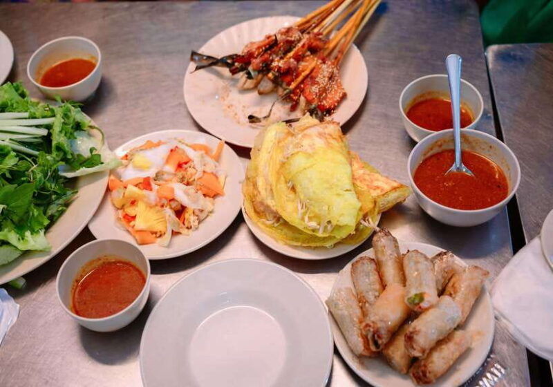 lantern-boat-trip-walking-local-food-tour