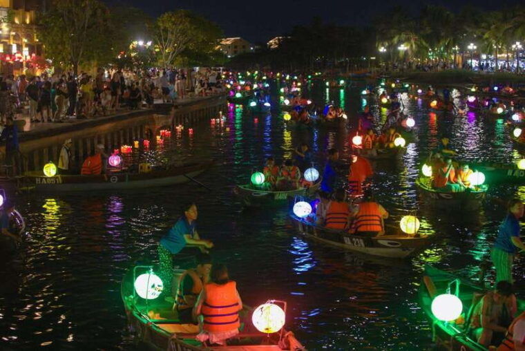 lantern-release-and-night-river-boat-experience-in-hoi-an