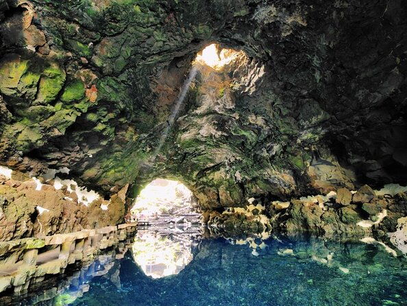 lanzarote-cesar-manrique-excursion-with-green-caves-or-jameos-del-agua-entrance