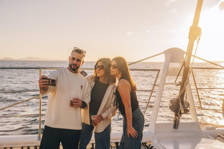 lanzarote-dolphin-watching-sunset-cruise-with-transfers
